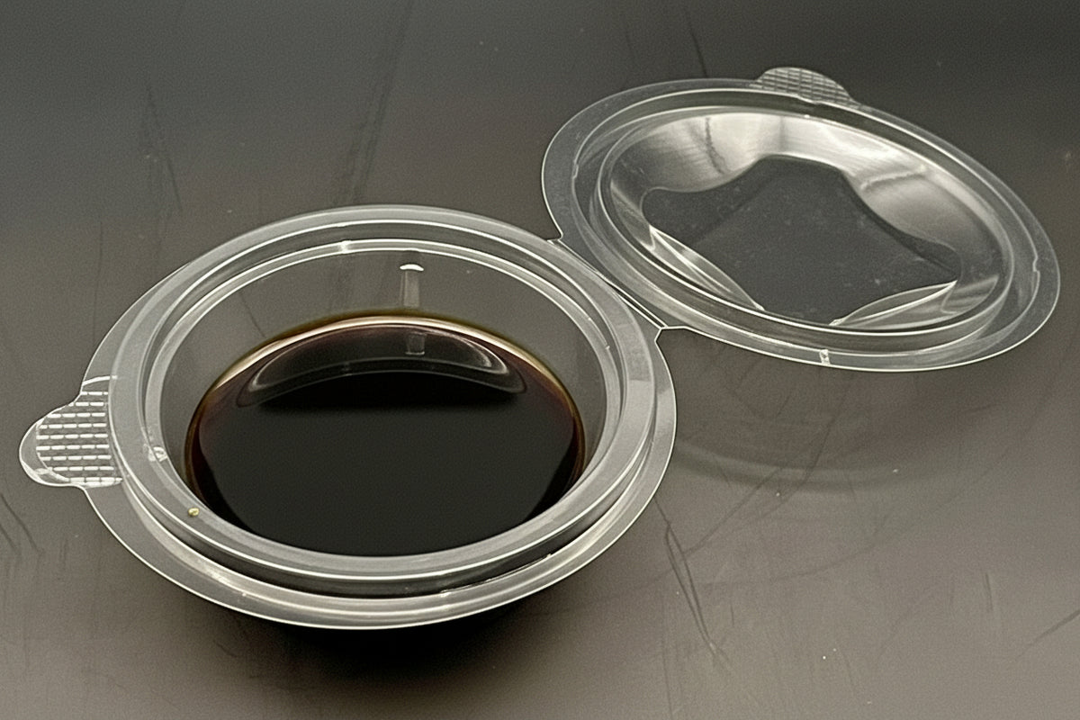 Deli-Becher mit anhängendem Deckel – transparent, rPET oder PP